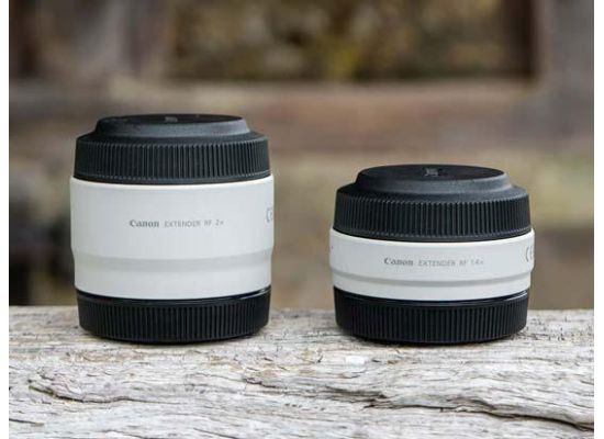 canon_extender_rf_1_4x_2x_hand