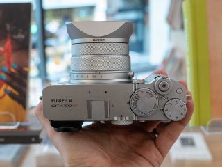 最新Fujifilm GFX100RF 青色ハンドル FUJIFILM GFX100RF」新発売 | 富士フイルム [日本]
