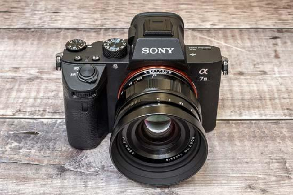 Voigtlander Nokton Classic 35mm F1.4 FE Review - Rivals