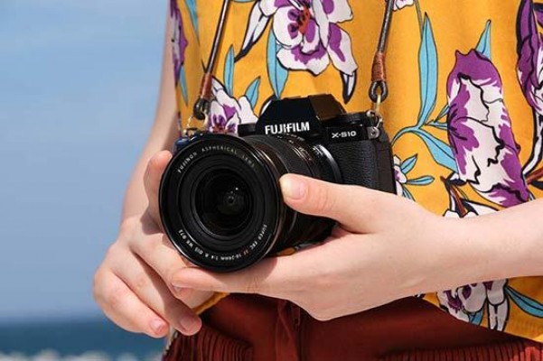 Fujifilm X-S10 is a £$1000 Mirrorless Camera with IBIS